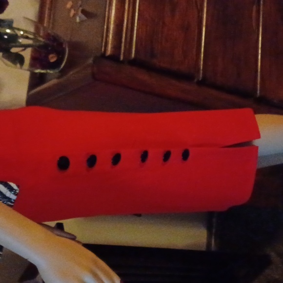 Skirt w/ button detail - Picture 5 of 7